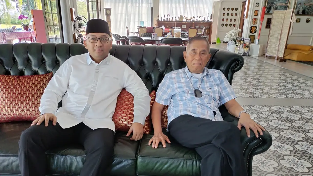 Sekretaris Jenderal Ormas Rekonsiliasi Masyarakat (Rekat) Indonesia Heikal Safar bersilaturahmi dalam rangka halal bihalal dengan Mantan Menteri Pertahanan RI Jenderal Ryamizard Ryacudu yang juga menjabat sebagai Ketua Dewan Pembina Rekat Indonesia di Ked