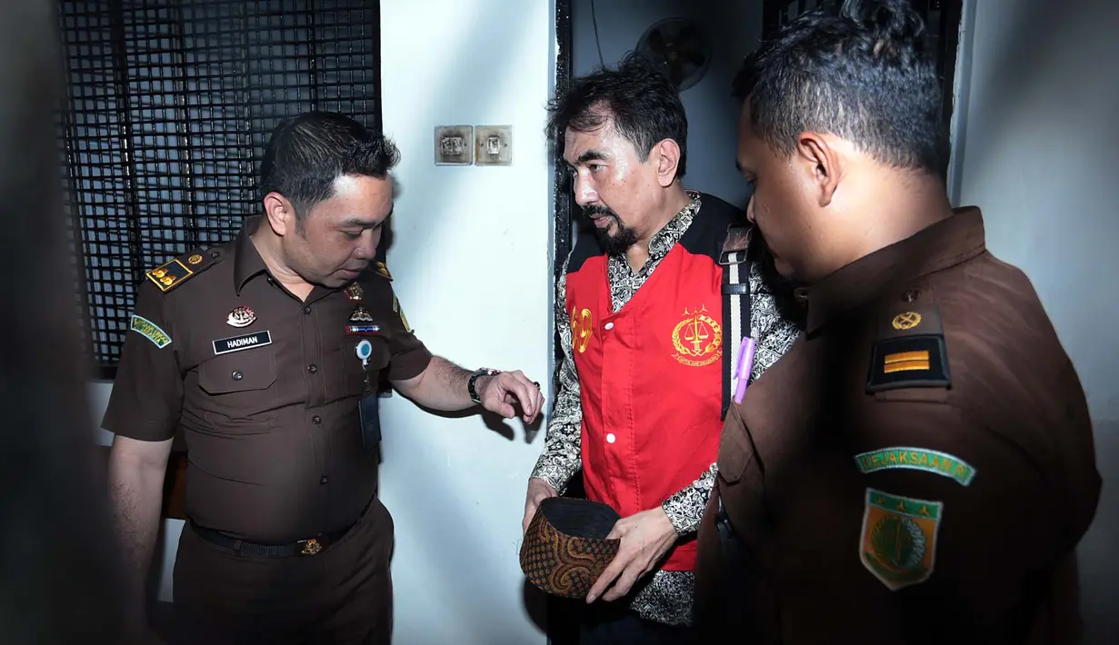 Gatot Brajamusti atau dikenal dengan Aa Gatot harus melakukan beberapa kali persidangan terkait kasus yang membelitnya. Ketua umum PARFI itu awalnya dari tertangkap penyalahgunaan narkoba pada Agustus 2016 silam.  (Deki Prayoga/Bintang.com)