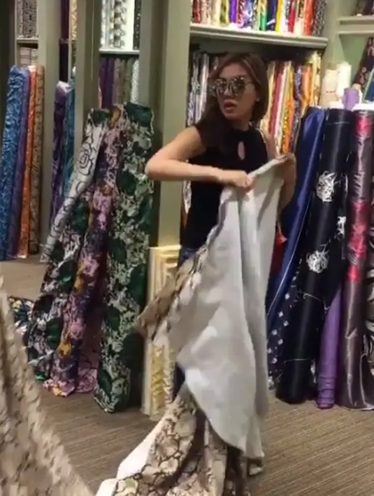Bella terlihat sedang memilih-milih bahan pakaian untuk dikembangkan menjadi busana dan dipasarkan kembali melalui akun Instagramnya. (Instagram/bellashofie05)