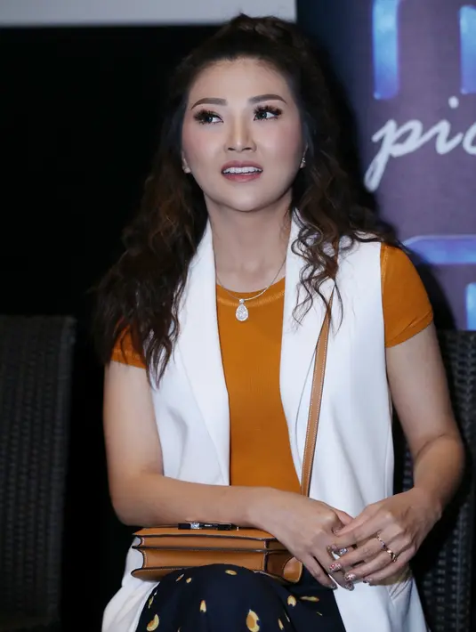 "Sebenarnya bukan posesif, tapi Ruben lebih lama di entertainment. Dia bisa milih mana yang lebih bagus dan ini film pertama yang dia setujui.  Dan yang penting semuanya harus ada izin suami biar diridhai,” kata Sarwendah. (Nurwahyunan/Bintang.com)