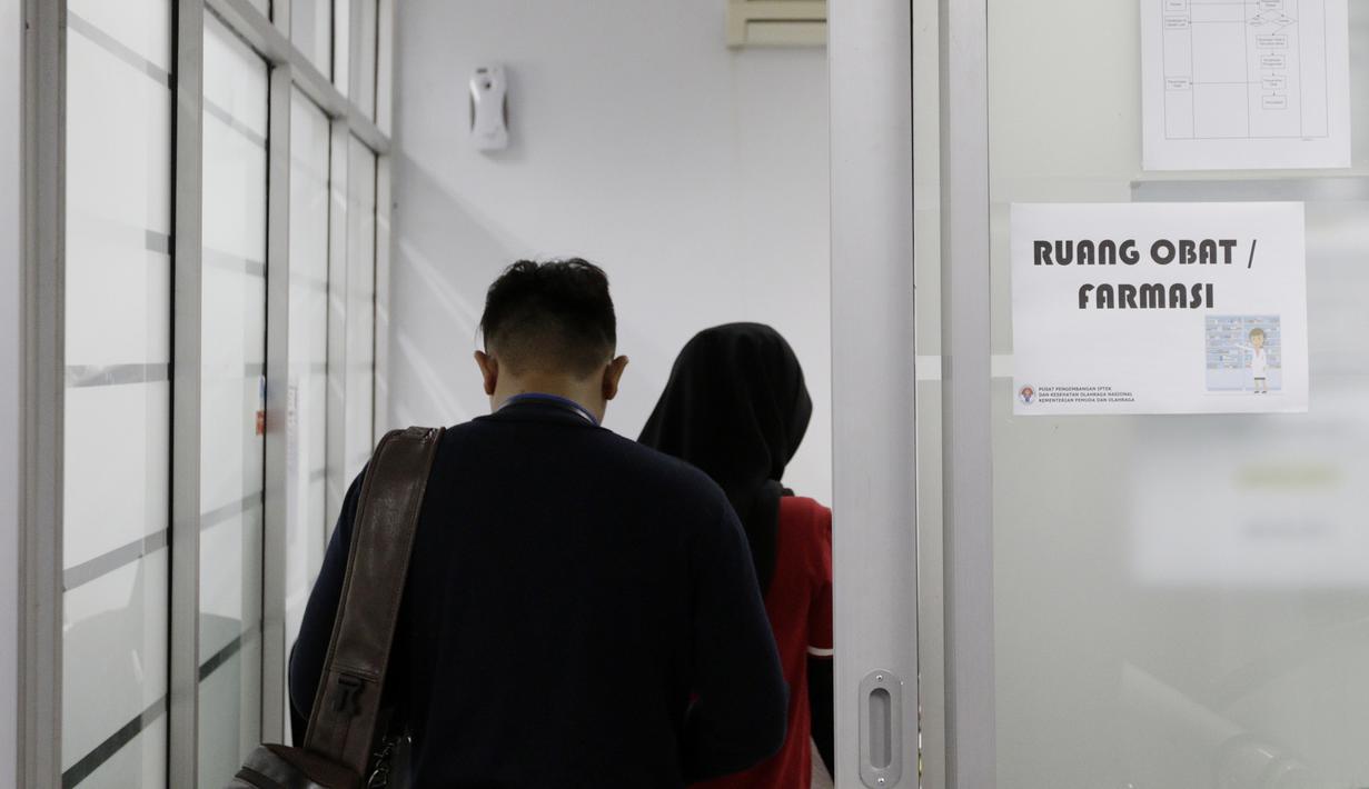 Sejumlah wartawan mengantri untuk disuntik vaksin polio jelang SEA Games 2019 di Kantor Kemenpora, Jakarta, Rabu (13/11). Suntik vaksin tersebut untuk mengantisipasi wabah polio di Filipina. (Bola.com/M Iqbal Ichsan)