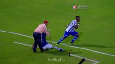 Berita video pelatih klub Brasil Parnahyba Sport Club, Nivaldo Lancuna, mengalami cedera karena pemainnya. This video presented by BallBall.