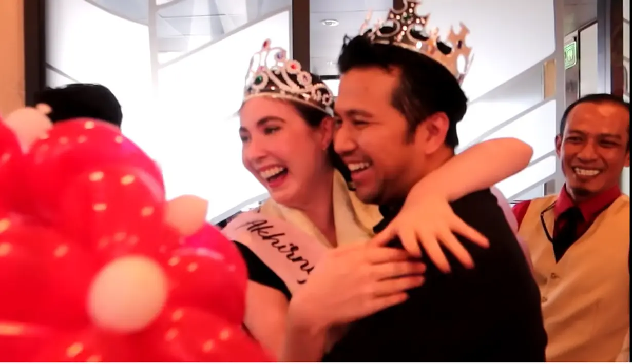 Potret bahagia Arumi dan Emil saat mengetahui kejutan yang dibuat tim dan adik-adiknya berada di restoran McDonald's. Arumi langung memeluk sang suami dan tertawa lepas. [Youtube/Arumi Bachsin]