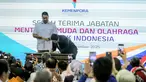 Serah terima jabatan Menteri Pemuda dan Olahraga Republik Indonesia (Menpora RI) periode 2023-2025, Dito Ariotedjo (kiri) kepada Menteri Pemuda dan Olahraga Republik Indonesia (Menpora RI) periode 2025-2029, Erick Thohir dalam acara yang berlangsung di Auditorium Wisma Kemenpora, Senayan, Kamis (18/09/2025). (Bola.com/Bagaskara Lazuardi)