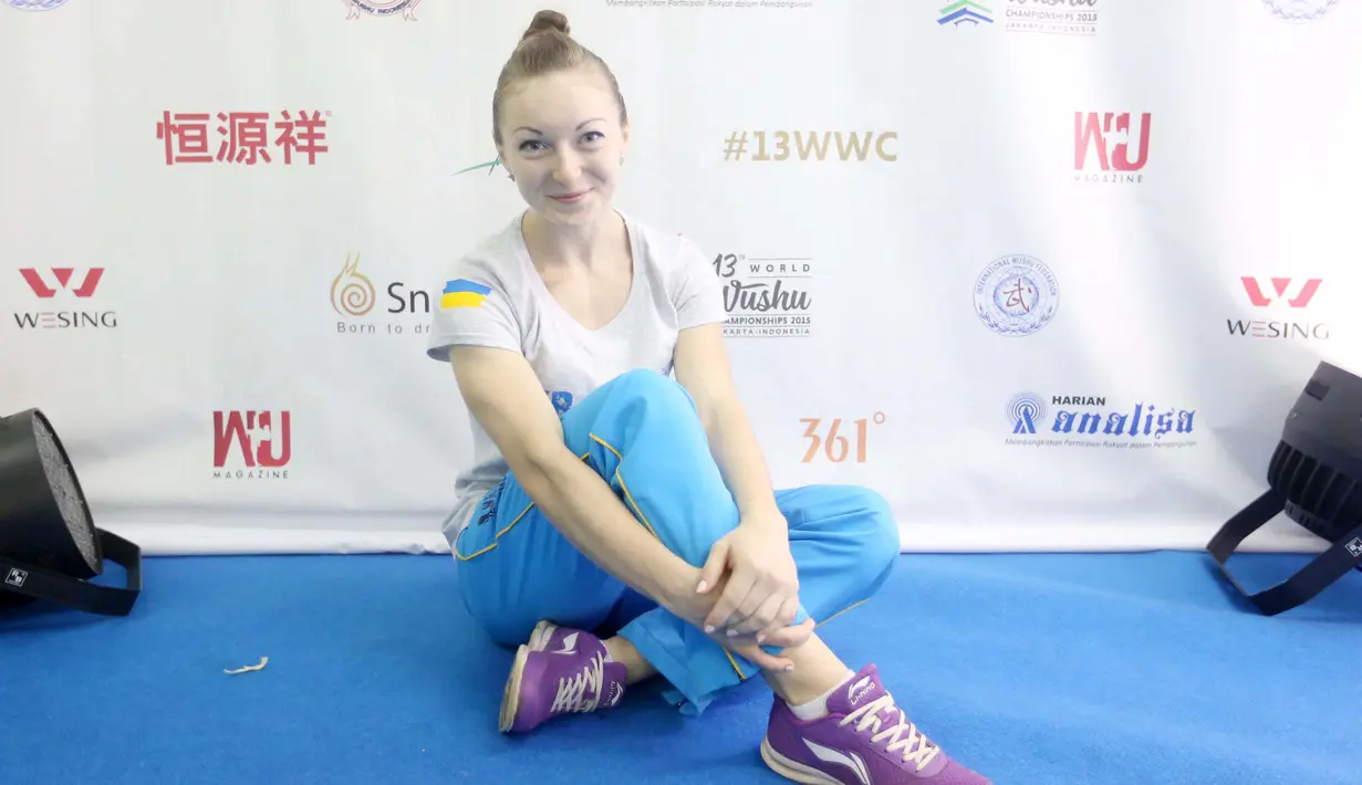 Atlet Wushu Asal Ukraina, Ganna Tereshchenko yang bertanding pada Cabang Taolu Kejuaraan Dunia Wushu 2015 di Istora, Senayan, Jakarta,Selasa (17/11/2015). (Bola.com/Nicklas Hanoatubun)