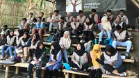 Para siswa didik sekolah alam reforestasi paguyuban sunda hejo Garut, jawa Barat tengah mendapatkan materi pemahaman alam dari para mentor. (Liputan6.com/Jayadi Supriadin)