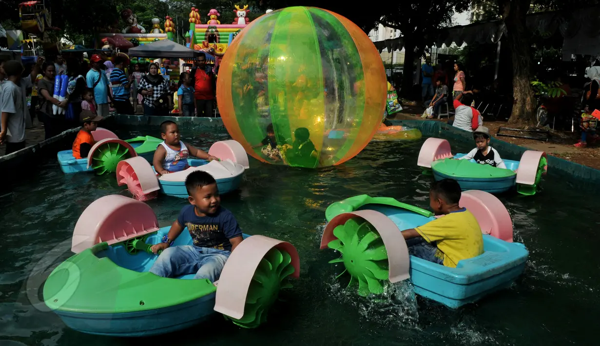Sejumlah anak tengah bermain di arena permainan yang ada di Pekan Raya Jakarta (PRJ), Senayan, Jakarta, Selasa (2/6/2015). PRJ Senayan yang diikuti oleh 800 UKM tersebut dibuka dari 30 Mei-5 Juni mendatang. (Liputan6.com/Johan Tallo)  