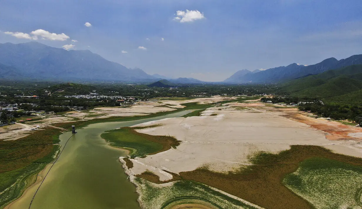 Pemandangan Waduk Boca yang memasok air ke kota utara Monterrey hampir kering karena bagian utara Meksiko dilanda kekeringan hebat, di Santiago, Meksiko (9/7/2022). Pemerintah setempat mulai membatasi pasokan air di bulan Maret, sebagai kombinasi dari kekeringan hebat. (AP Photo/Fernando Llano)