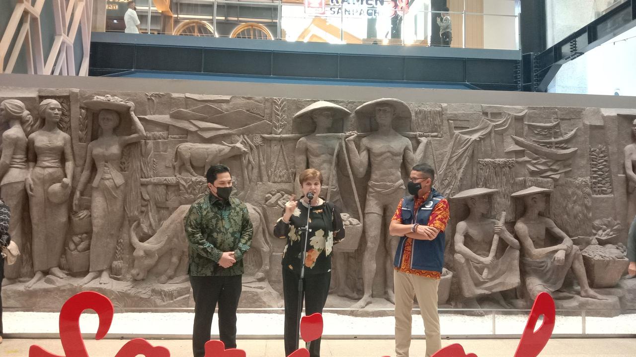 Direktur Pelaksana IMF Kristalina Georgieva bersama Menteri BUMN Erick Thohir dan Menteri Pariwisata dan Ekonomi Kreatif Sandiaga Uno, saat mengunjungi Gedung Sarinah, Jakarta, Minggu (17/7/2022).