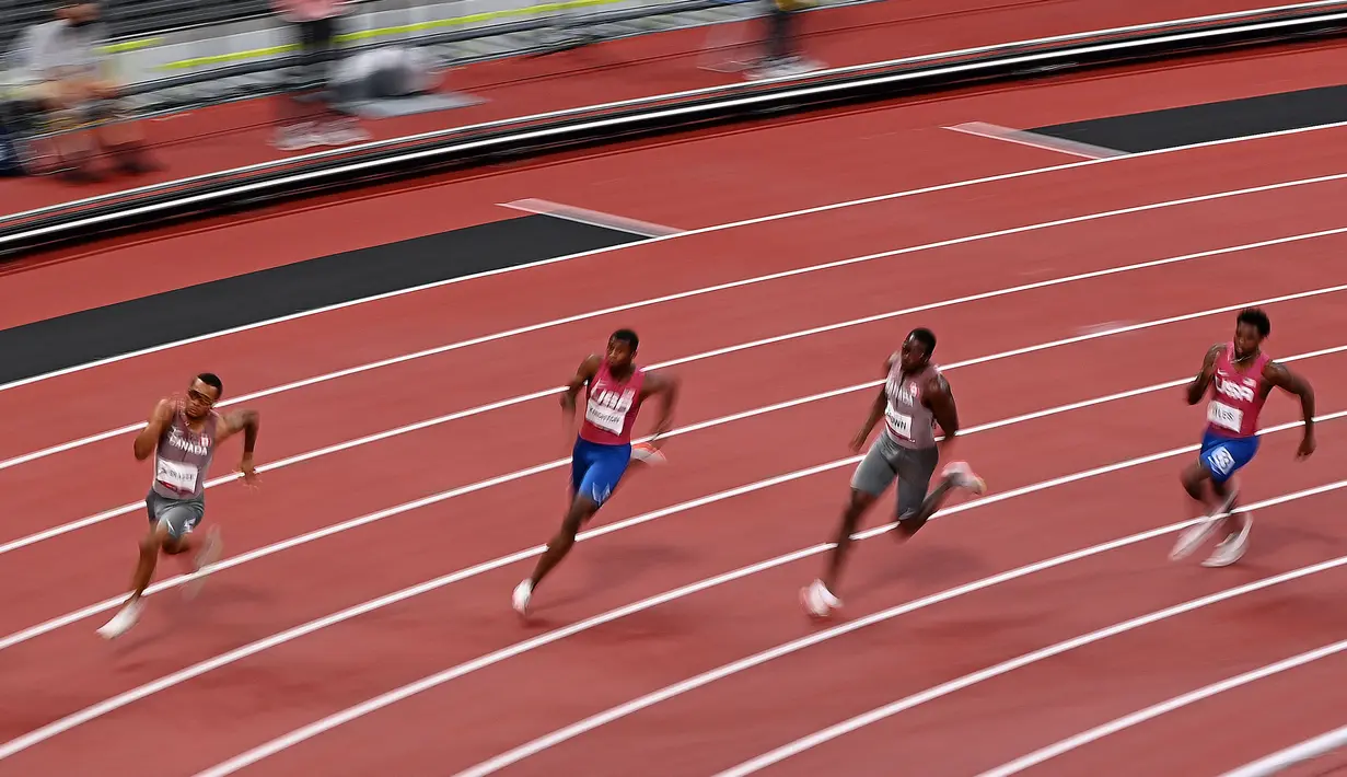 Sempat tertinggal di posisi ketiga saat mencapai tikungan, De Grasse langsung tancap gas di 50 meter terakhir. Akhirnya sprinter 26 tahun tersebut mampu menyalip kedua pelari Amerika Serikat. (Foto: AFP/Jonathan Nackstrand)