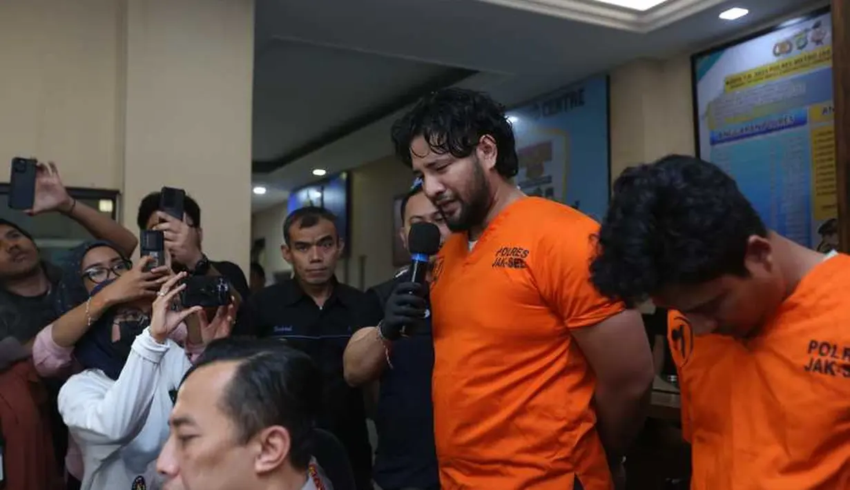 <p>Bintang sinetron Ammar Zoni kembali tertangkap narkoba. Suami Irish Bella itu baru saja ditangkap Satuan Narkoba Polres Metro Jakarta Selatan, Rabu (8/3/2023) malam di kediamannya. Ammar menangis meminta maaf pada istri dan keluarganya. Ammar terancam hukuman empat hingga 12 tahun penjara. [KapanLagi.com/Bayu Herdianto]</p>