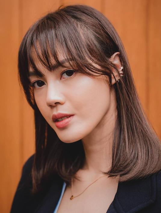 Memiliki hobi travelling dan berbagai olahraga menantang, dalam kesehariannya, tidak jarang Della mengucir rambut pendeknya tersebut, Sejak sukses dengan filmnya yang berjudul Love For Sale, namanya pun kian populer yang sampai saat ini sequel filmnya banyak dinanti. (Liputan6.com/IG/@delladartyan)