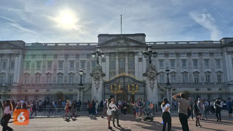 Suasana di Buckingham Palace, kota London, Inggris.