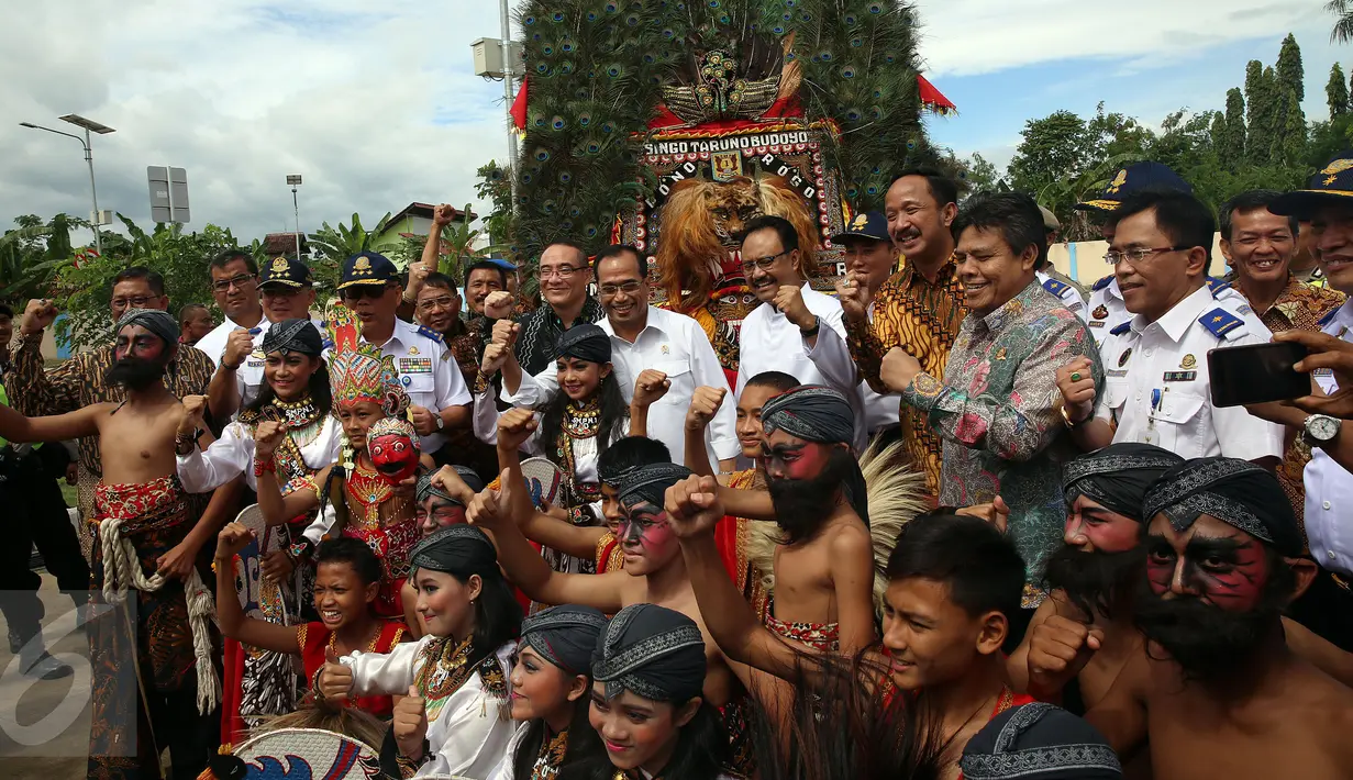 Menteri Perhubungan Budi Karya Sumadi dan Wagub Jawa Timur, Saifullah Yusuf berfoto bersama atraksi tarian reog Ponorogo saat menghadiri acara peresmian Terminal Bus Tipe A Seloaji di Kabupaten Ponorogo, Jawa Timur, Jumat (3/2). (Liputan6.com/Johan Tallo)