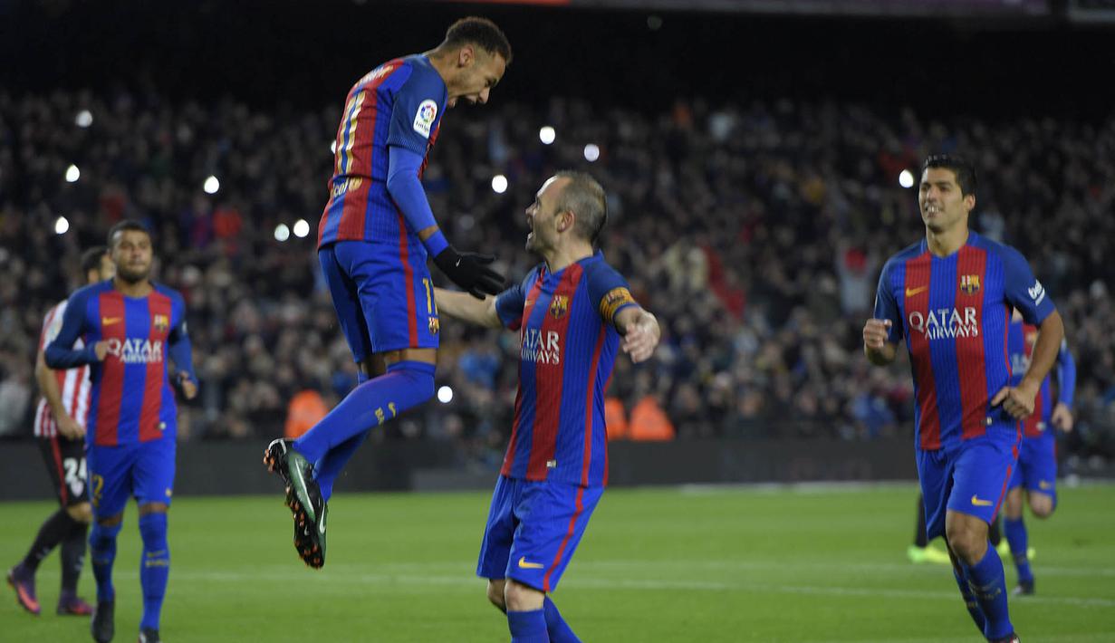 Para pemain Barcelona merayakan gol yang dicetak Neymar ke gawang Athletic Bilbao. Pada awal babak kedua melalui penalti yang dicetak Neymar, Barca berhasil unggul 2-0. (AFP/Lluis Gene)