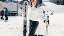 Brisia Jodie juga sudah menjajal Ice Skating. Di lain sisi, mengingat penyanyi asal Yogyakarta itu memang belum menikah, foto Brisia Jodie memegang perut sukses bikin netizen penasaran. Kini terungkap Brisia Jodie tak hamil melainkan kelebihan berat badan akibat perut membuncit.  (Liputan6.com/IG/brisiajodie96)