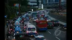 Sejumlah kendaraan terjebak kemacetan di kawasan Jalan Sudirman, Jakarta, Senin (26/1/2015). (Liputan6.com/Faizal Fanani)
