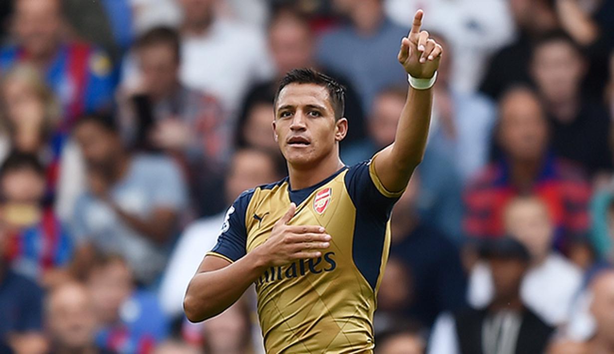 Penyerang Arsenal, Alexis Sanchez merayakan gol bunuh diri yang dicetak oleh pemain Crystal Palace, Damien Delaney pada laga Liga Inggris di Stadion Selhurst Park, Inggris, Minggu (16/8/2015). Arsenal taklukan Palace 2-1. (Reuters/Toby Melville)