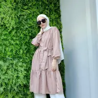 Tampil clean namun tetap stylish di Hari Raya, bisa tiru gaya istri Pasha Ungu ini. padukan tunik ruffle dengan celana kulot dan hijab pashmina warna putih. (Instagram/adeliapasha).