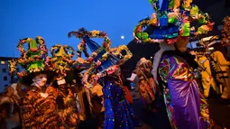 Peserta mengenakan kostum, topeng dan topi yang dikenal sebagai '' Ttutturo '' turun ke jalan saat mengikuti karnaval di desa Pyrenees Leitza, Spanyol (30/1). Bulu yang ada pada Ttutturo ini menyimbolkan tanah. (AP Photo / Alvaro Barrientos)