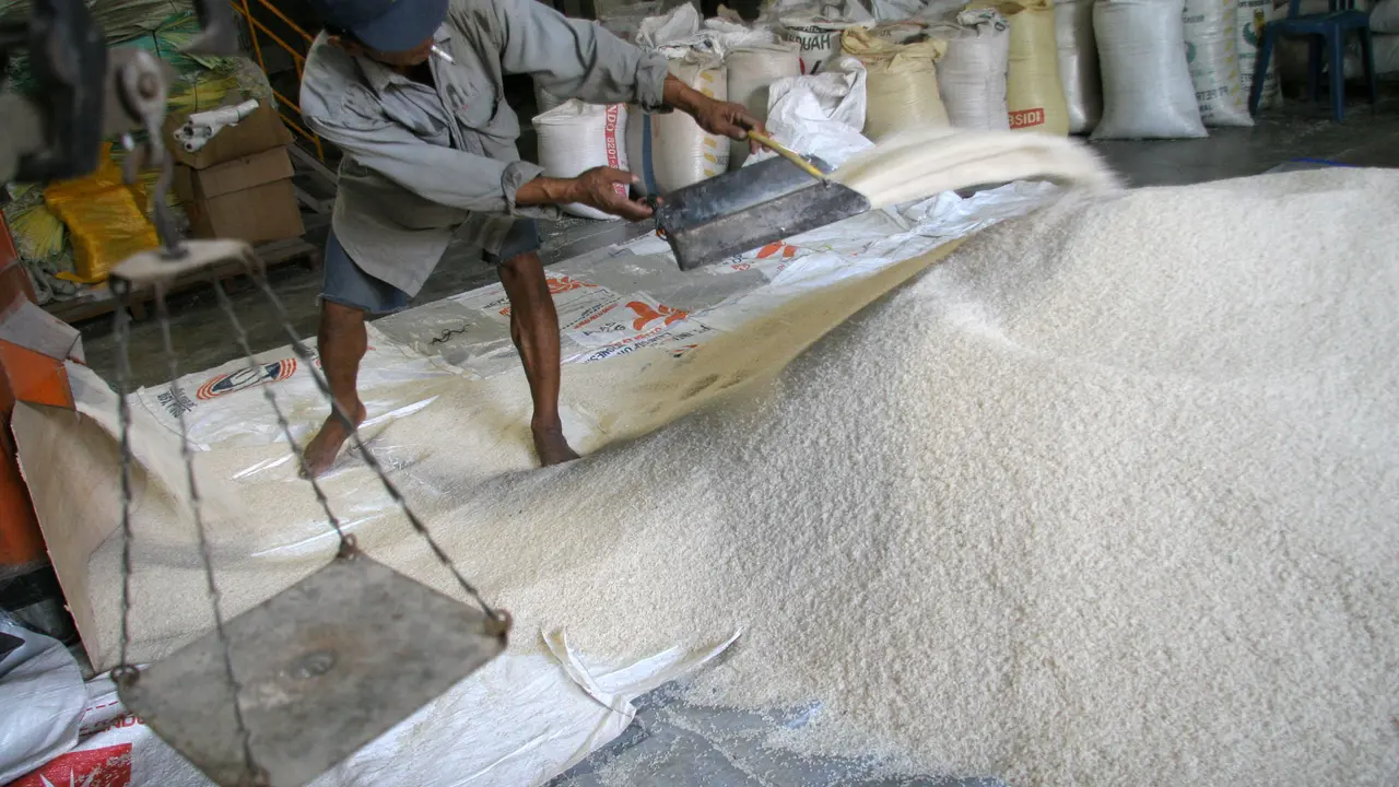 Atasi Krisis Pangan di Desa Karampi, Pemkab Bima Distribusi Beras