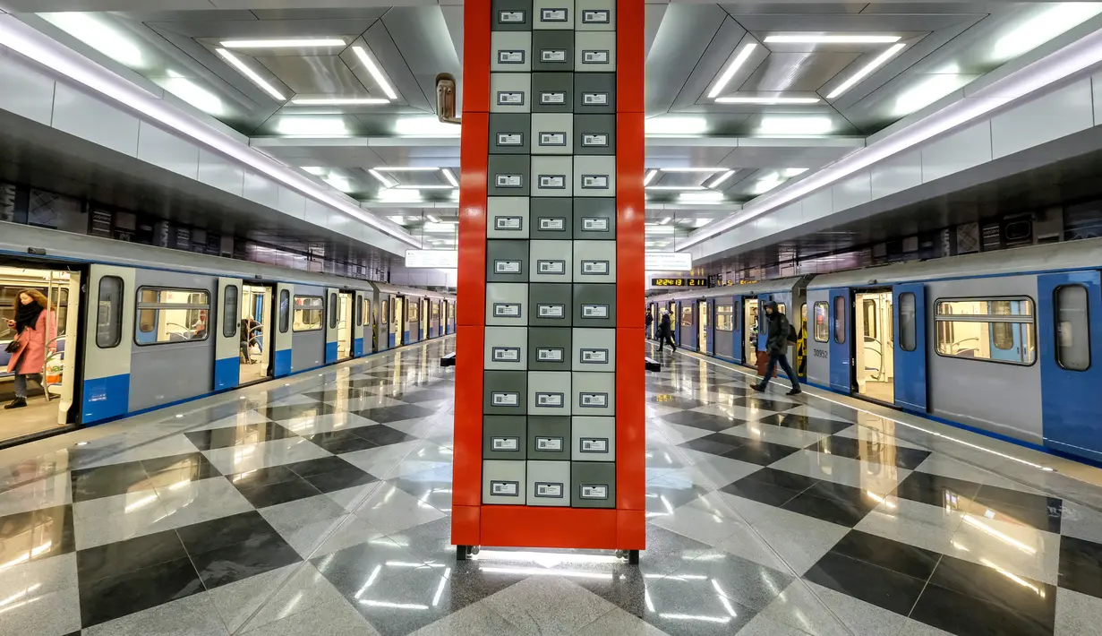 Komuter berjalan melintasi stasiun metro Rasskazovka di Moskow pada 10 November 2018. Selain jadi alat transportasi, Metro Moskow juga warisan budaya yang menyimpan banyak sejarah dan nilai artistik di dalamnya. (Photo by Yuri KADOBNOV / AFP)