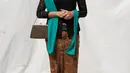 <p>Melalui unggahan akun instagram @therealdisastr yang menunjukkan potret diri Dian Sastrowardoyo mengenakan kebaya dan batik. (FOTO: instagram.com/therealdisastr/)</p>