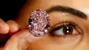 Seorang model menunjukkan cincin berlian "The Pink Star" sebelum dilelang oleh Sotheby di London, 20 Maret 2017. Berlian oval ini diprediksi akan terjual dengan harga 60 juta dollar Amerika atau sekitar Rp 799 miliar. (AP Photo/Kirsty Wigglesworth)