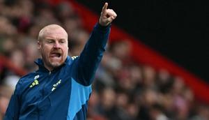 Pelatih kepala Nottingham Forest asal Inggris, Sean Dyche, memberi isyarat selama pertandingan Premier League Inggris antara Bournemouth dan Nottingham Forest di Stadion Vitality di Bournemouth, Inggris selatan, pada 26 Oktober 2025. (Glyn KIRK/AFP)