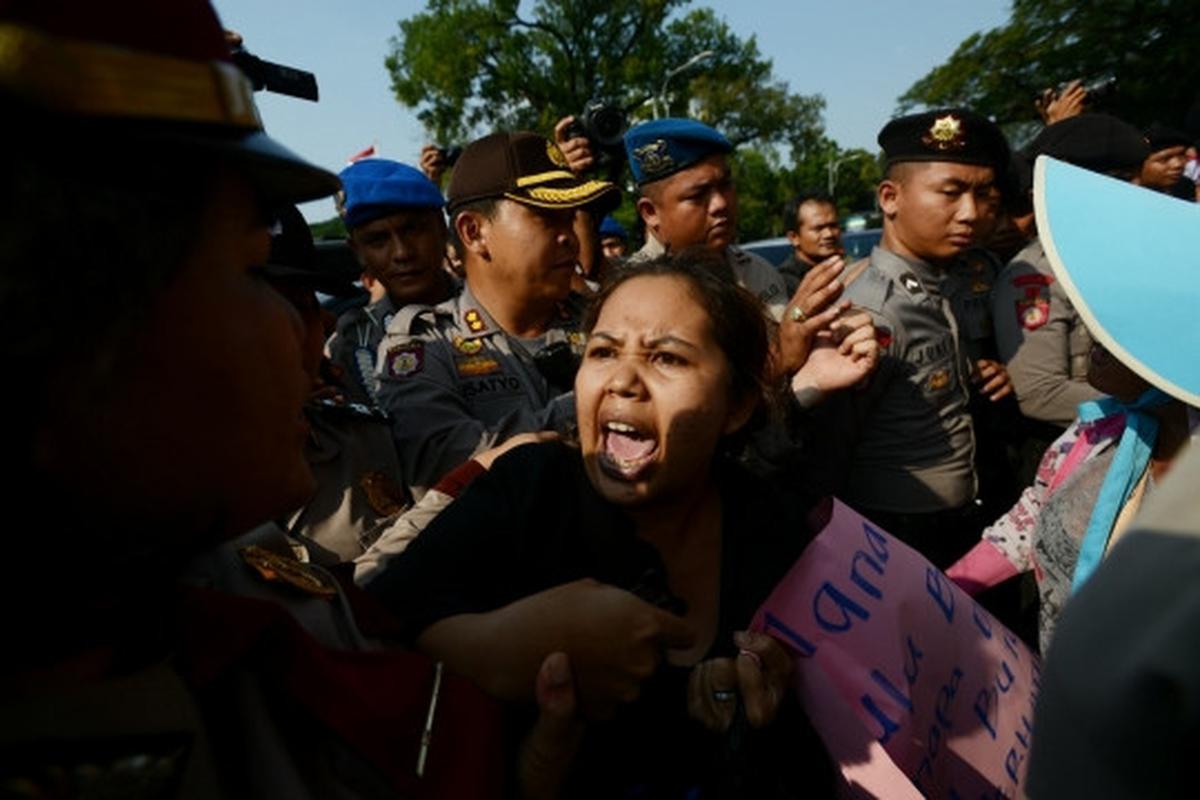 Puluhan demonstran dari Aliansi Tarik Mandat geruduk Istana Negara
