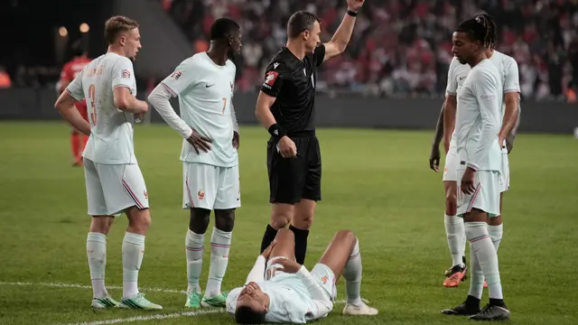 Pemain Prancis Kylian Mbappe terbaring di lapangan