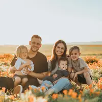 Ilustrasi orangtua yang memahami anaknya. (Foto: Unsplash/Nathan Dumlao)