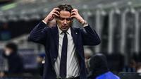 Simone Inzaghi sukses membawa Inter Milan di peringkat kedua pada musim lalu. Namun, Nerazzurri secara mengejutkan harus tertatih-tatih pada musim ini. Mereka masih berkutat di posisi tengah klasemen. Setelah menang 4-3 dari tuan rumah Fiorentina, Inter menduduki peringkat ketujuh dengan raihan 21 poin. (AFP/Miguel Medina)