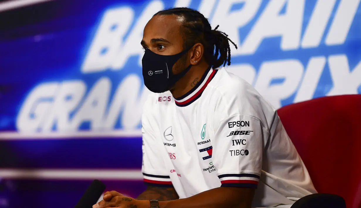 Pembalap Mercedes Lewis Hamilton berpartisipasi dalam konferensi media sebelum Grand Prix Formula 1 Bahrain di Sirkuit Internasional di Sakhir, Bahrain, Kamis (26/11/2020). Hamilton akan absen pada Grand Prix Sakhir akhir pekan ini usai dinyatakan positif COVID-19. (Mario Renzi, Pool via AP, File)