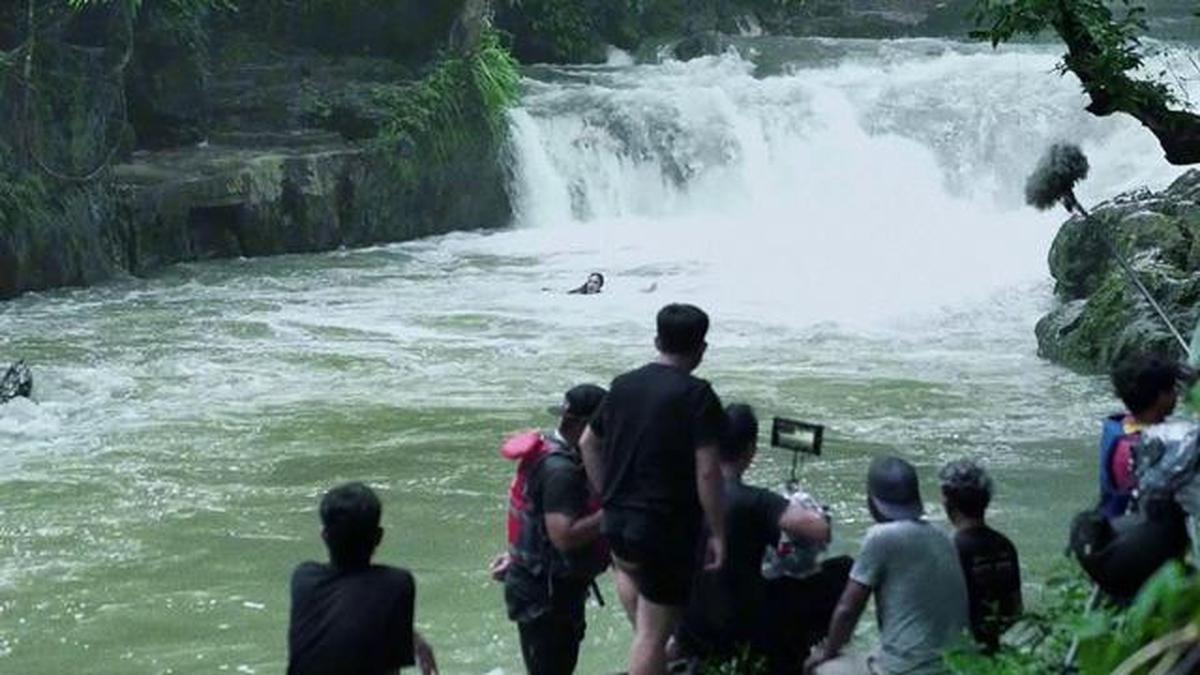 Luna Maya Terseret Arus Sungai Saat Syuting Film Suzzanna: Santet Dosa di Atas Dosa, Ngeri Banget!