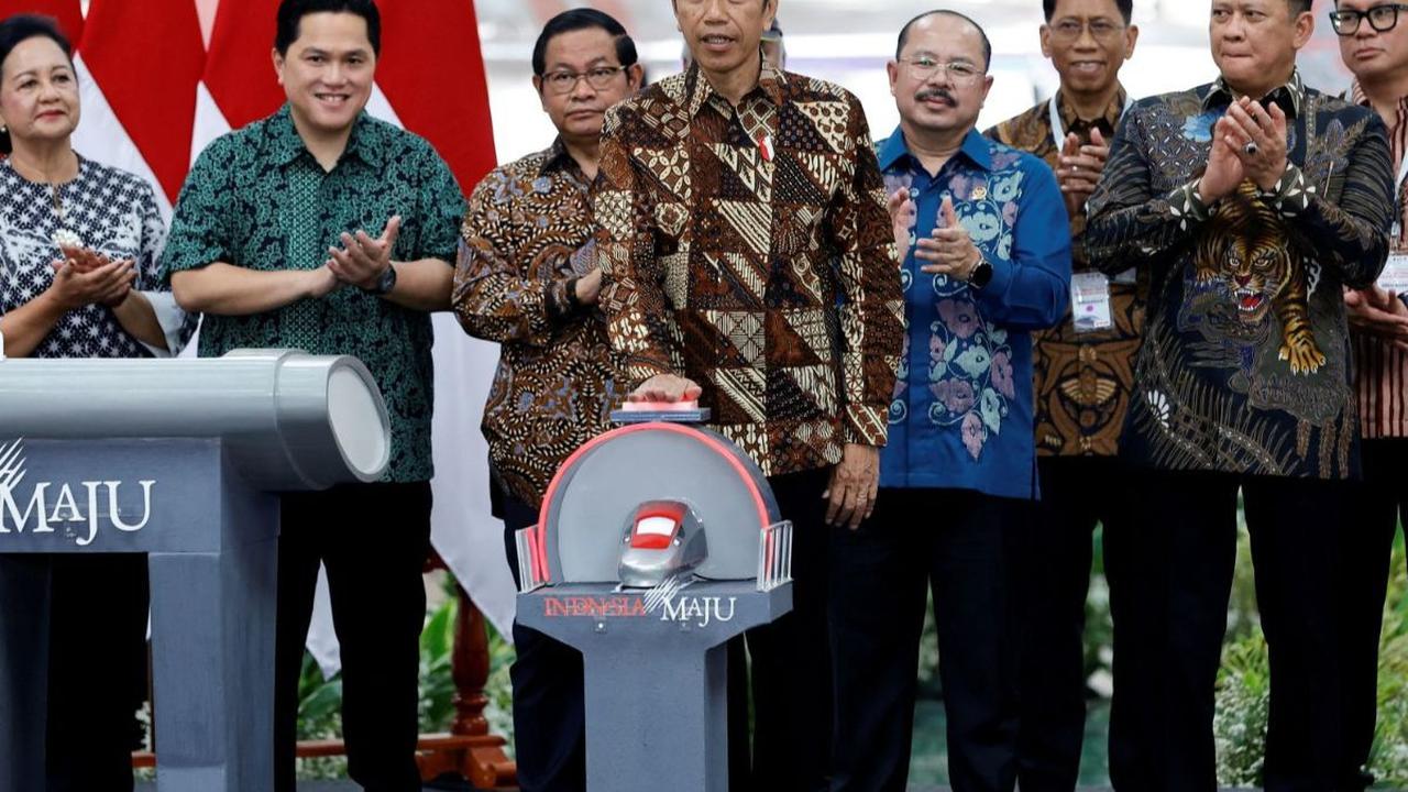 Presiden Joko Widodo atau Jokowi melakukan peresmian operasional Whoosh, kereta cepat Jakarta-Bandung di Stasiun Halim Jakarta, Senin (2/10/2023) pagi. Momen tersebut dilakukan dengan awal pembacaan bismalah oleh Jokowi.