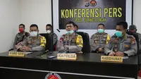 Kapolda Sulteng, Irjen Pol. Syafril Nursal, bersama pejabat tinggi Polda Sulteng lainnya saat memberi keterangan di Aula RS Bhayangkara, seputar pengejaran kelompok MIT oleh Satgas Tinombala, Senin (27/4/2020). (Foto: Humas Polda Sulteng).