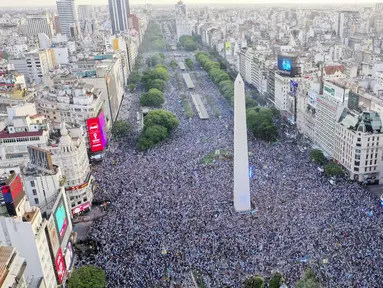 Ribuan suporter Argentina tumpah ruah di pusat kota Buenos Aires usai Lionel Messi cs berhasil menaklukkan Kroasia dan melaju partai final Piala Dunia 2022. (AP Photo/Gustavo Garello)