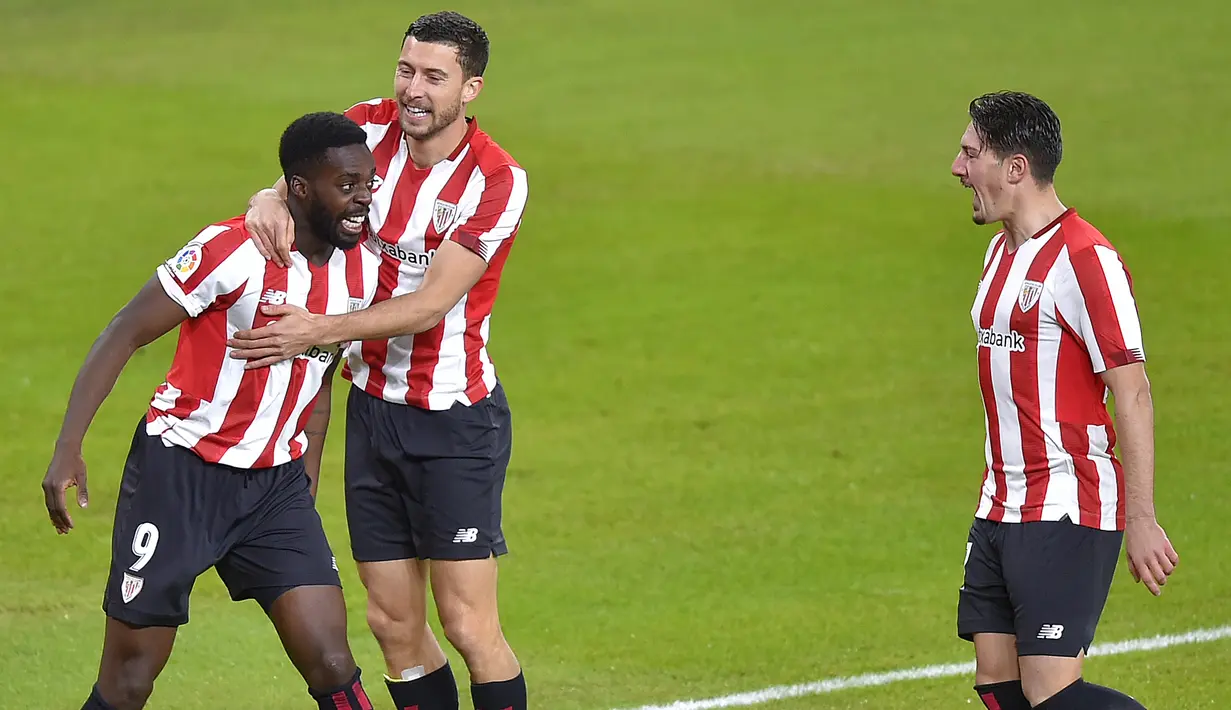Striker Athletic Bilbao, Inaki Williams (kiri) melakukan selebrasi bersama rekan setim usai mencetak gol pertama timnya ke gawang Barcelona dalam laga lanjutan Liga Spanyol 2020/21 di San Mames Stadium, Bilbao, Rabu (6/1/2021). Athletic Bilbao kalah 2-3 dari Barcelona. (AFP/Ander Gillenea)