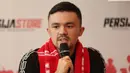 <p>Oliver Bias, pemain asing baru Persija Jakarta asal Filipina berbicara dalam acara perkenalan di Persija Store, Kuningan, Jakarta Selatan, Kamis (27/7/2023). (Bola.com/Abdul Aziz)</p>