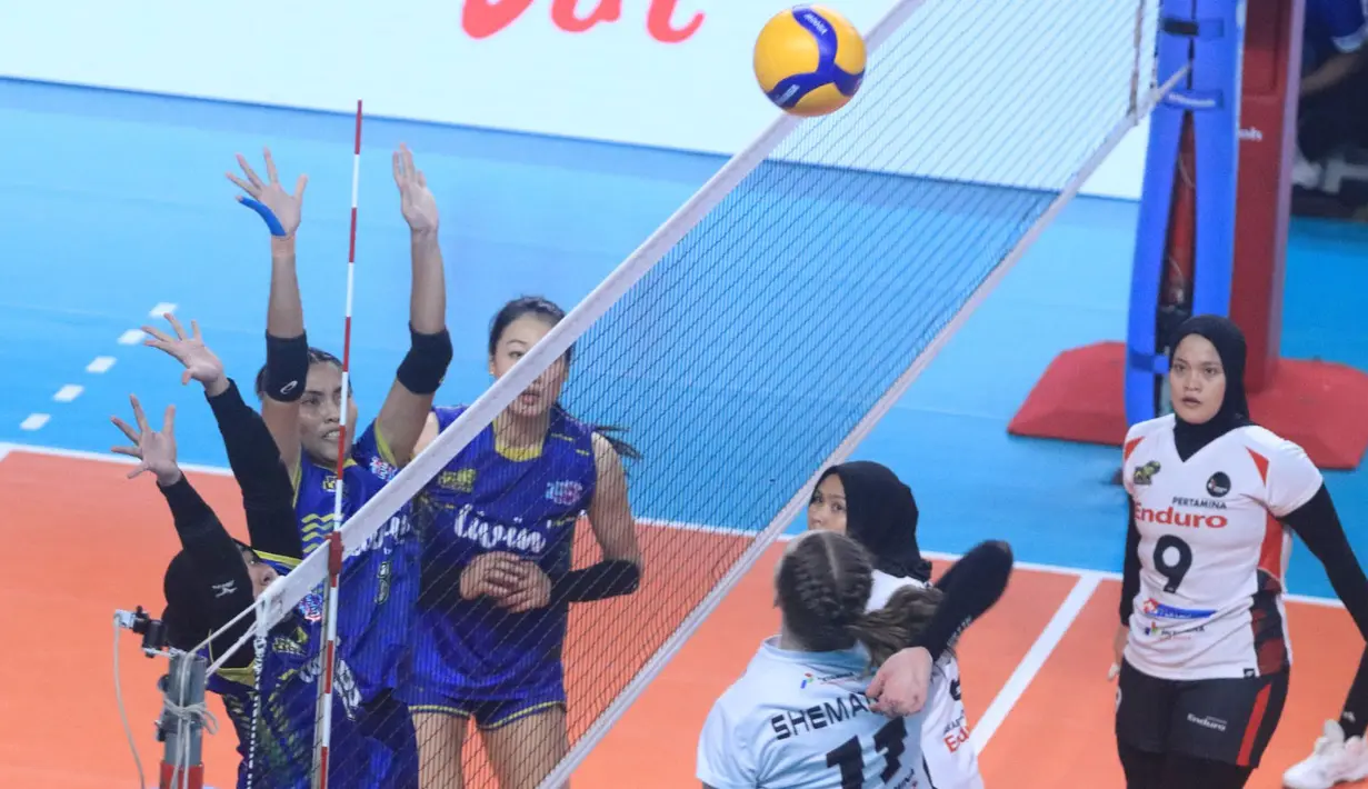 <p>Pemain Jakarta Pertamina Enduro, Polina Shemanova (kanan) melepaskan spike yang berusaha diblok dua pemain Jakarta Livin Mandiri, Afra Hasna Nurhaliza (kiri) dan Angeli Faulina pada laga seri ketiga putaran kedua PLN Mobile Proliga 2024 di GOR Ken Arok, Malang, Minggu (16/6/2024). Jakarta Pertamina Enduro menang 3-0 (25-19, 25-20, 25-18). (Dok. PBVSI)</p>
