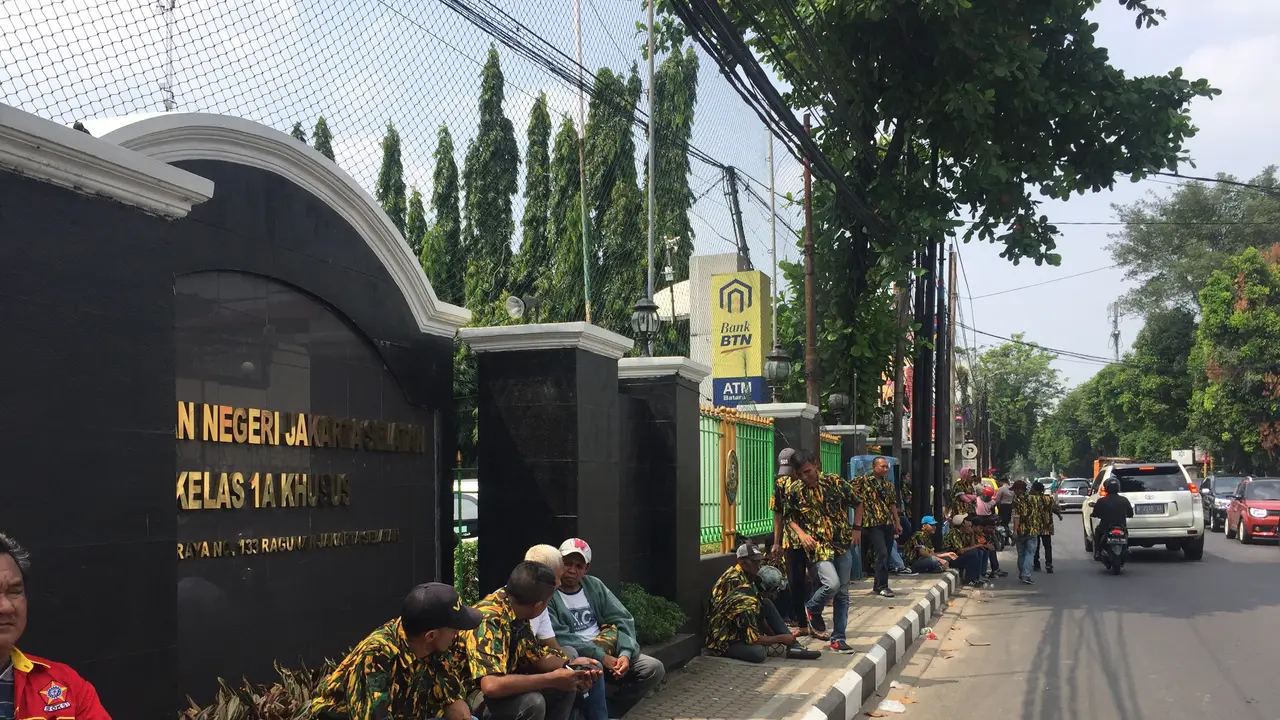 Anggota Ormas Sayap Golkar datangi sidang perdana praperadilan Setya Novanto. (Liputan6.com/Muhammad Radityo Priyasmoro)