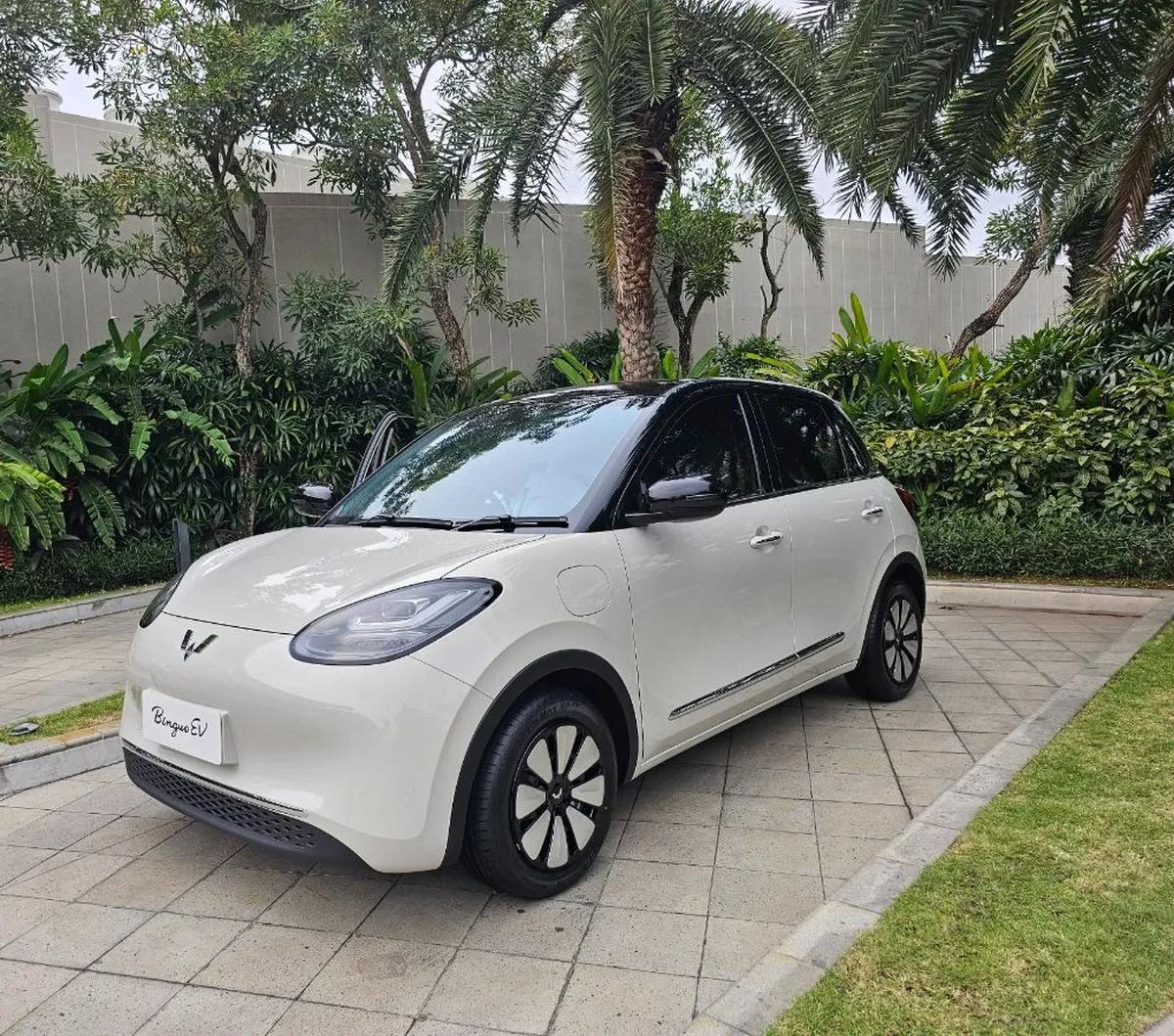Sebelum itu, kami beri catatan: desain eksterior Wuling BinguoEV menarik. Mirip desain mobil-mobil Italia yang cantik.&nbsp;<br>Wuling sendiri menamakan desainnya; retro tapi berkesan modern dan elegan.&nbsp;