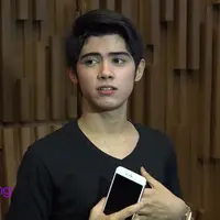 Alinado Syarief semakin kurus, semua karena program diet yang ia jalani, sayangnya tubuh Aliando yang semakin kurus membuat teman-temannya protes.