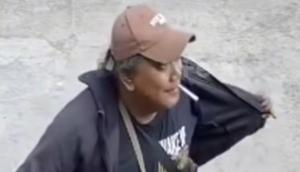 Seorang pria menunjukan diduga menunjukkan senpi saat mendatangi Perumahan Exotica Hive, Sawangan, Depok. (Foto: Tangkapan layar dari video yang beredar)