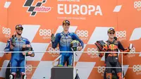 Pembalap Suzuki, Joan Mir (tengah), menjuarai MotoGP Eropa 2020 di Sirkuit Ricardo Tormo, Valencia, Minggu (8/11/2020). (AFP/Jose Lagos)