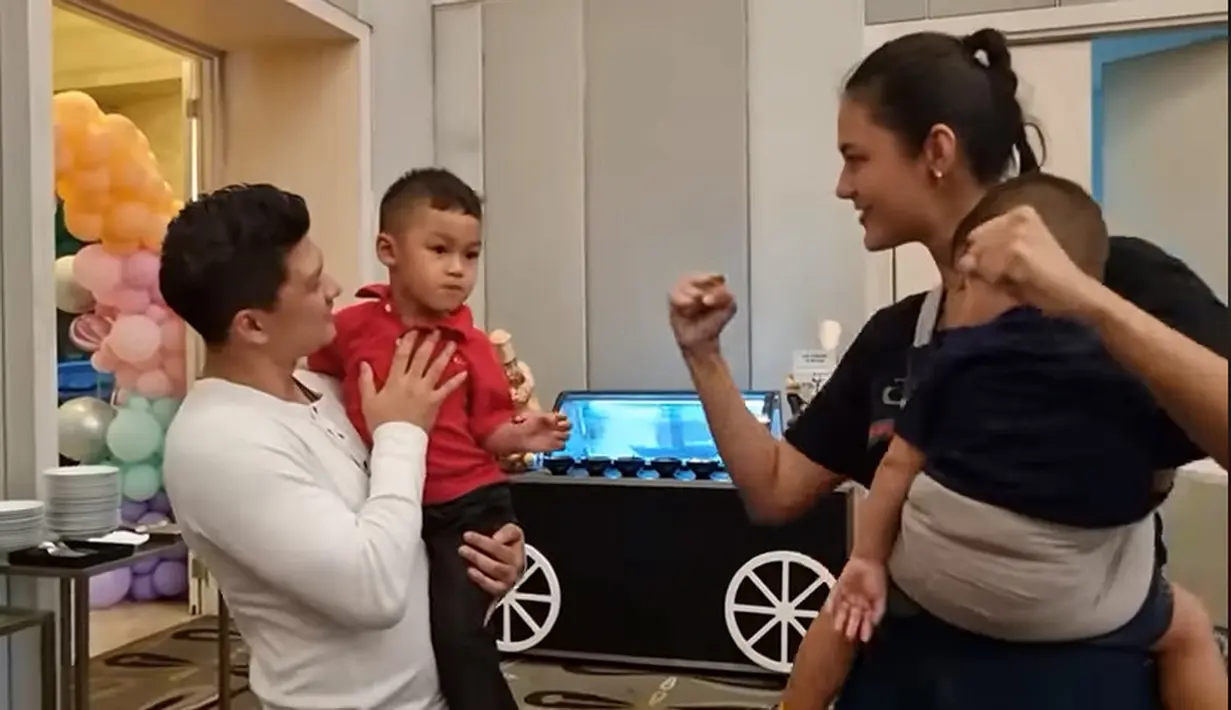 Paula bersama dua anaknya, Kiano  dan Kenzo datang menyusul. Momen Kiano digendong aktor laga Iko Uwais. [Youtube/Baim Paula]
