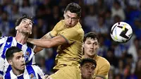 Tak hanya gol cepat tersebut, penyerang asal Polandia tersebut juga mampu menambah keunggulan Barcelona pada menit ke-68. Kali ini Ansu Fati yang berperan atas gol Lewandowski. (AFP/Ander Gillenea)