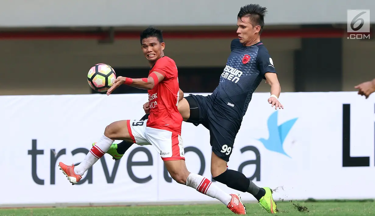 Penyerang PSM Makassar, Pavel Purishkin (kanan) berebut bola dengan pemain Persija, Sandi Sute pada lanjutan Liga 1 Indonesia di Stadion Patriot Candrabhaga, Bekasi, Selasa (15/8). Laga berakhir imbang 2-2. (Liputan6.com/Helmi Fithriansyah)