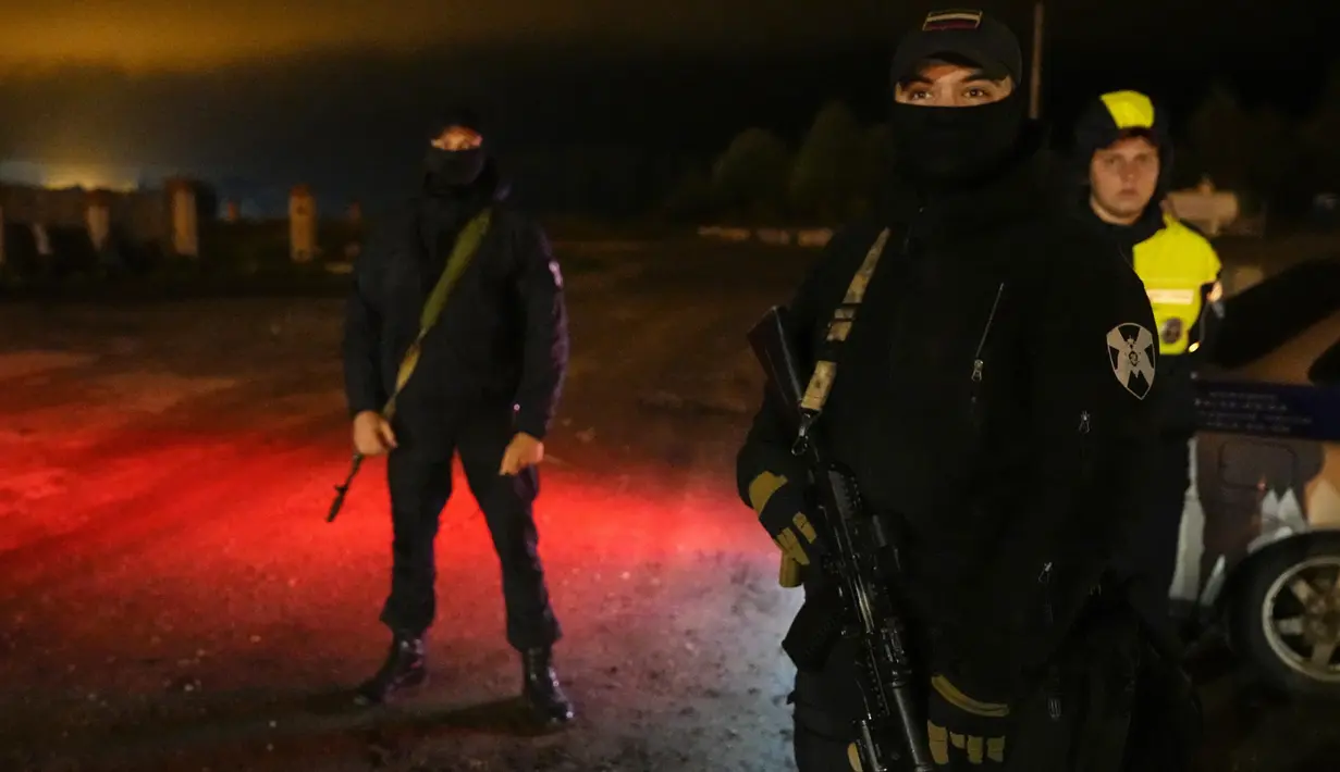 Otoritas penerbangan sipil Rusia, Rosaviatsia juga sudah mempublikasikan nama ketujuh penumpang dan tiga awak pesawat tersebut. Semua orang dalam pesawat tersebut tewas. (AP Photo/Alexander Zemlianichenko)